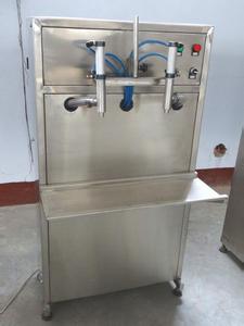 半自動(dòng)液體灌裝機(jī)近照